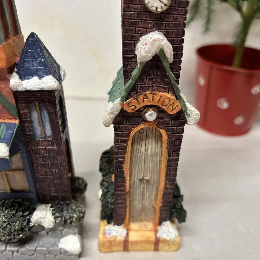 Christmas Village 4 Pieces, Two Pencil Houses, Two Elves, Resin,‎  Display